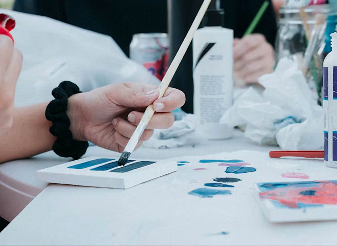 Alumnado pintando en un taller