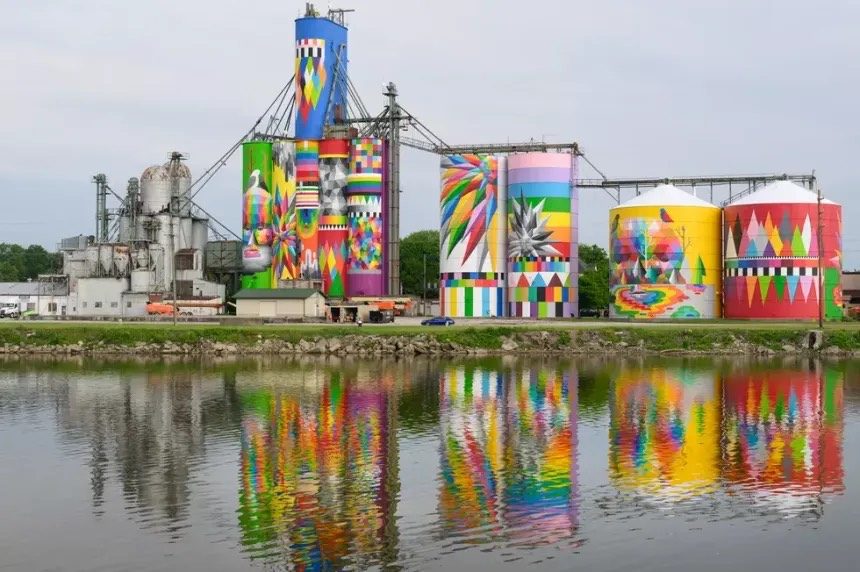 Mural de Okuda San Miguel en un edificio