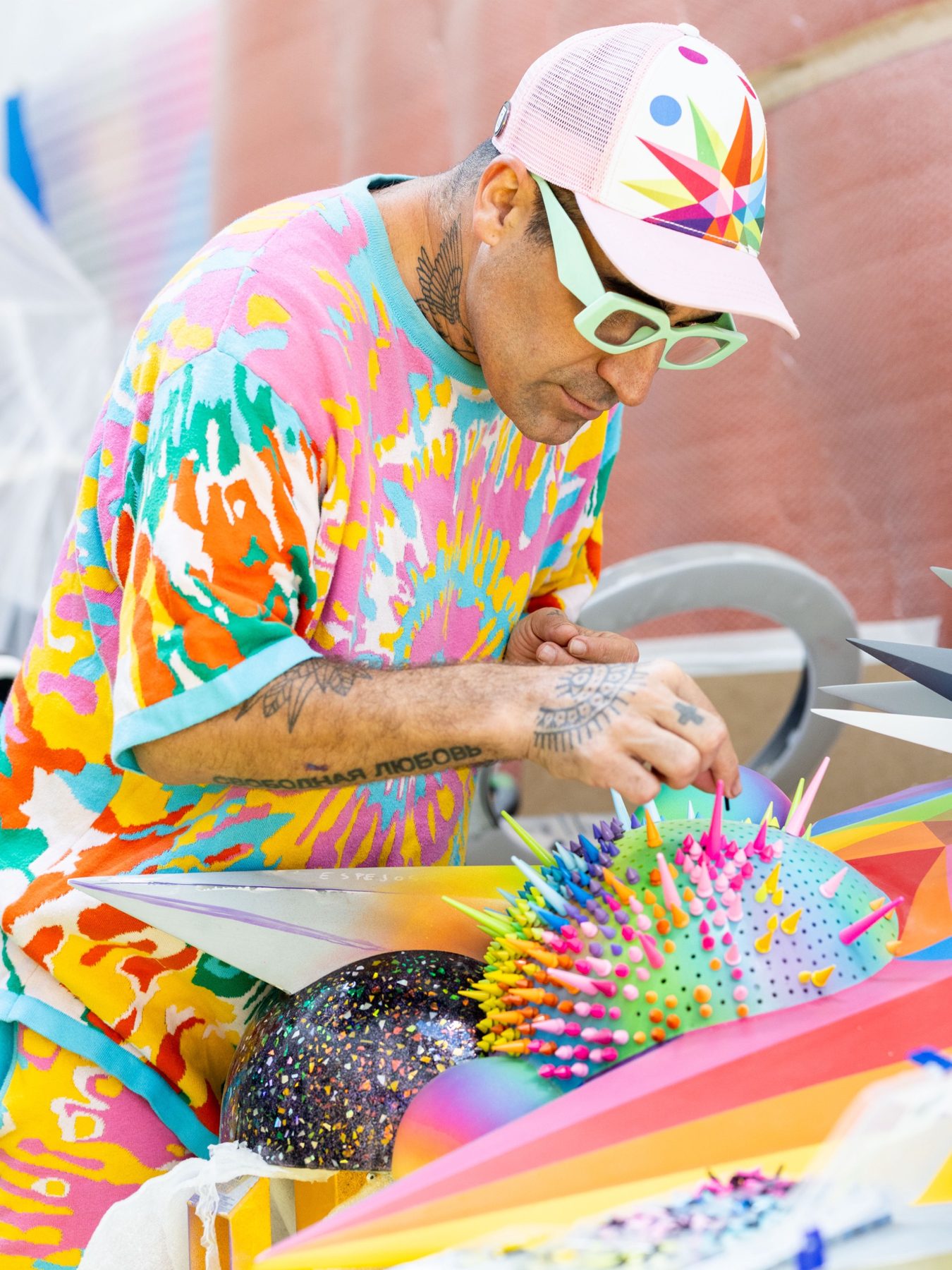 Okuda San Miguel trabajando en su estudio